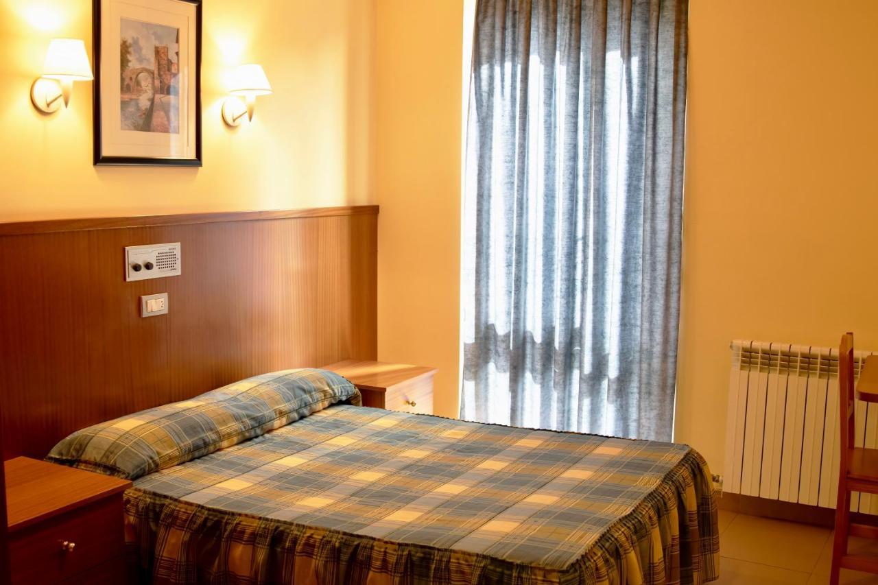 Pensio La Creu Hotel Esterri D'Aneu Ngoại thất bức ảnh