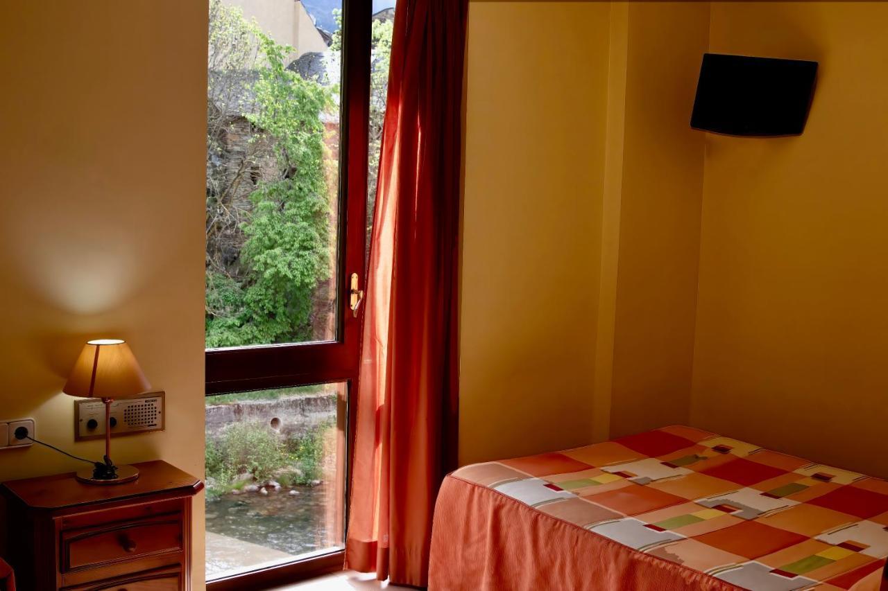 Pensio La Creu Hotel Esterri D'Aneu Ngoại thất bức ảnh